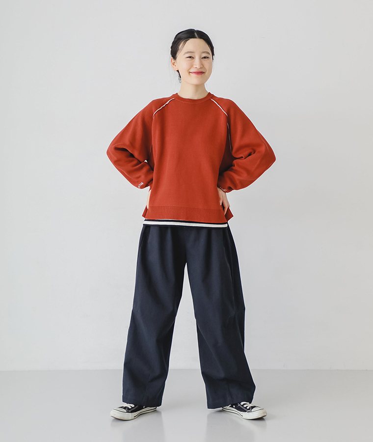 スエットライクニット 配色袖ロゴプルオーバー スカーレットを着用したモデルの全身正面カット