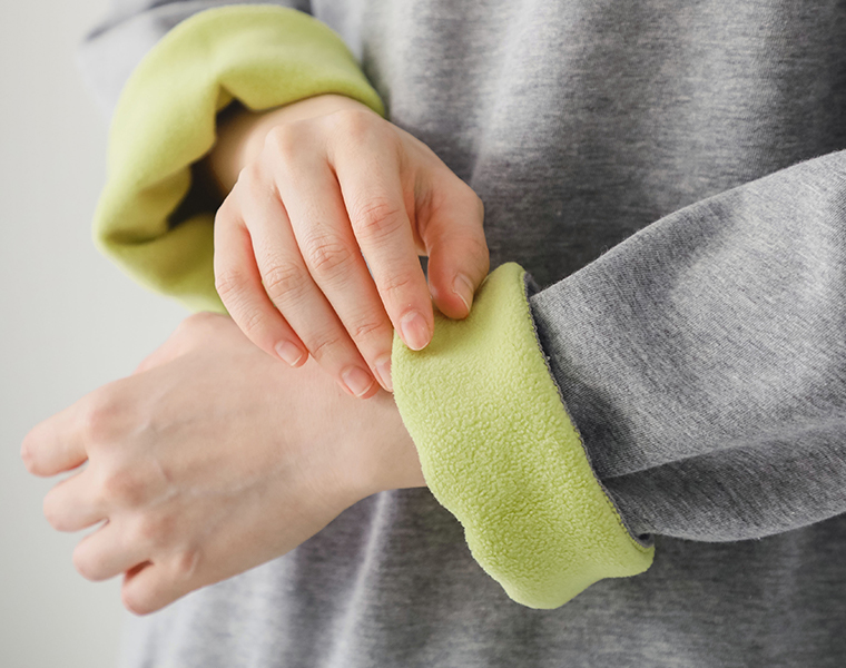 裏フリースプルオーバー グレー×グリーンの袖口内側フリース配色を写した生地アップ