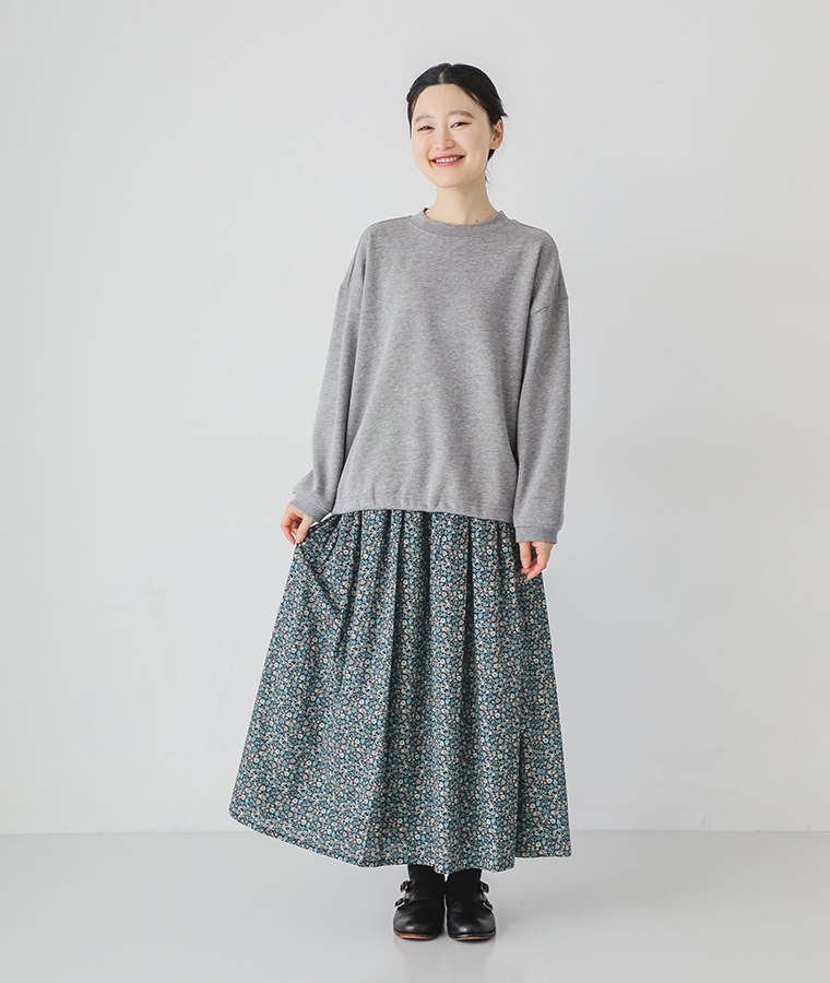 裏フリースプルオーバー グレー×グリーンを着用したモデルの全身正面カット