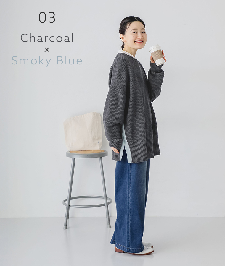 LUPILIENの畦編みニット配色スリットプルオーバーを着用したモデルの全身斜めカット