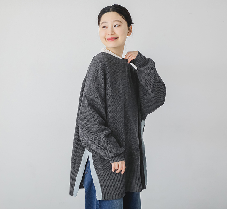 畦編みニット配色スリットプルオーバーを着用したモデルの上半身側面カット