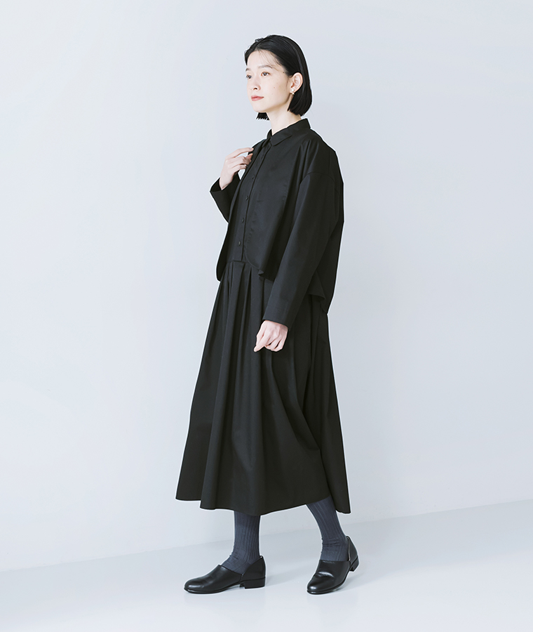 ブラックジャケットとワンピースのサイドシルエット　上品なレディースフォーマルスタイル