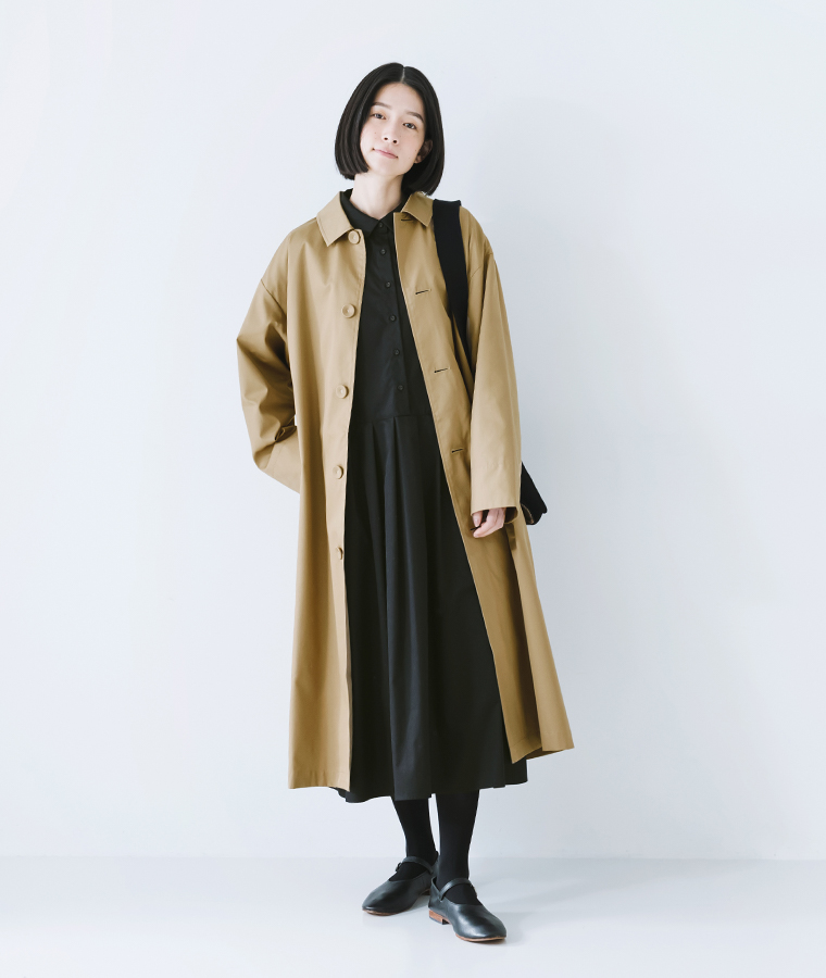 ブラックワンピースにベージュコートを重ねたコーデ　レディースオケージョン対応スタイル