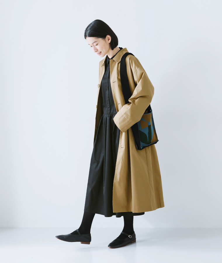 ブラックワンピースにベージュコートを重ねたコーデ　レディースオケージョン対応スタイル　サイドカット