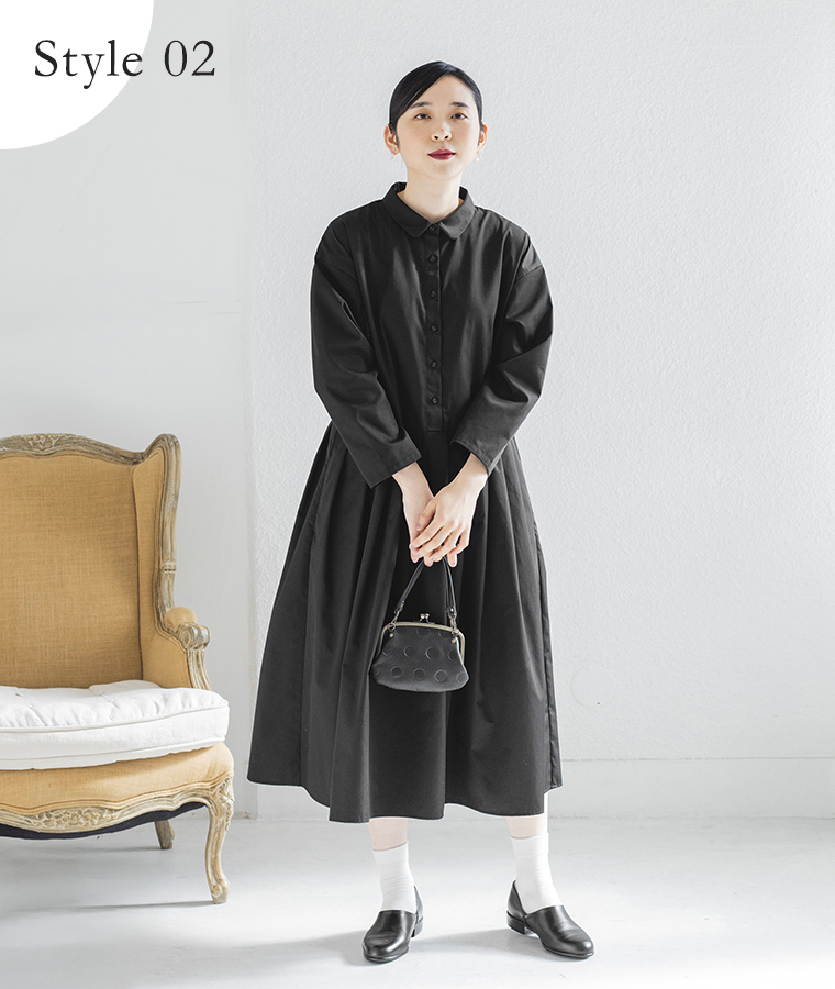 ブラックの長袖ワンピースを主役にしたオケージョンスタイル　レディースフォーマルコーデ全身