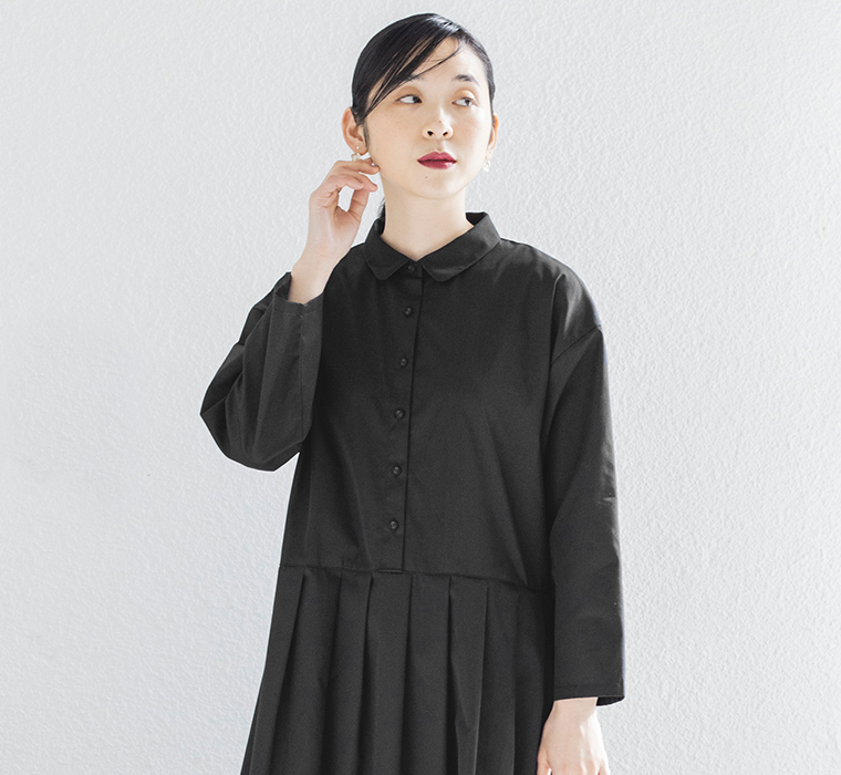 襟付きブラックワンピースの上半身デザイン　きちんと感のあるレディースオケージョンワンピース