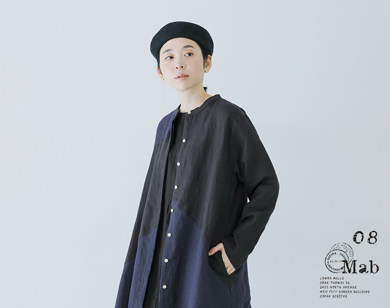 08Mab 9番手リネンアシンメトリー切り替えワンピースを着用した女性モデル（ネイビー系）