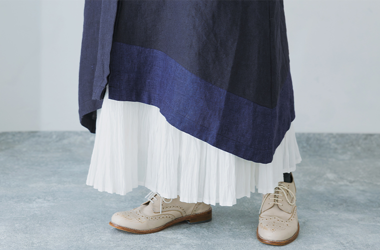 08Mab 9番手リネンアシンメトリー切り替えワンピースの裾ディテール