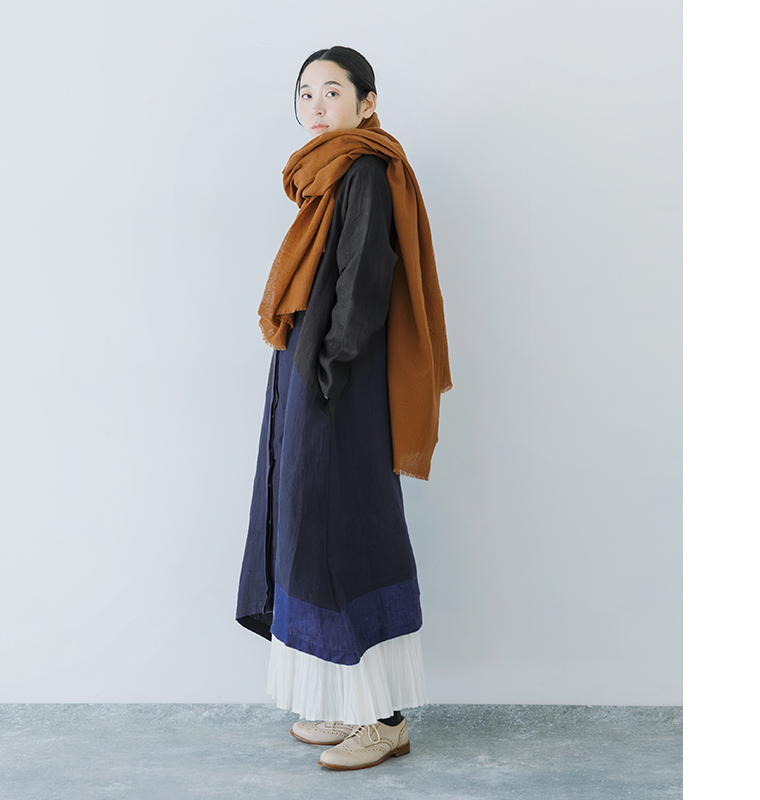 08Mab 9番手リネンアシンメトリー切り替えワンピースにストールを合わせたコーディネート
