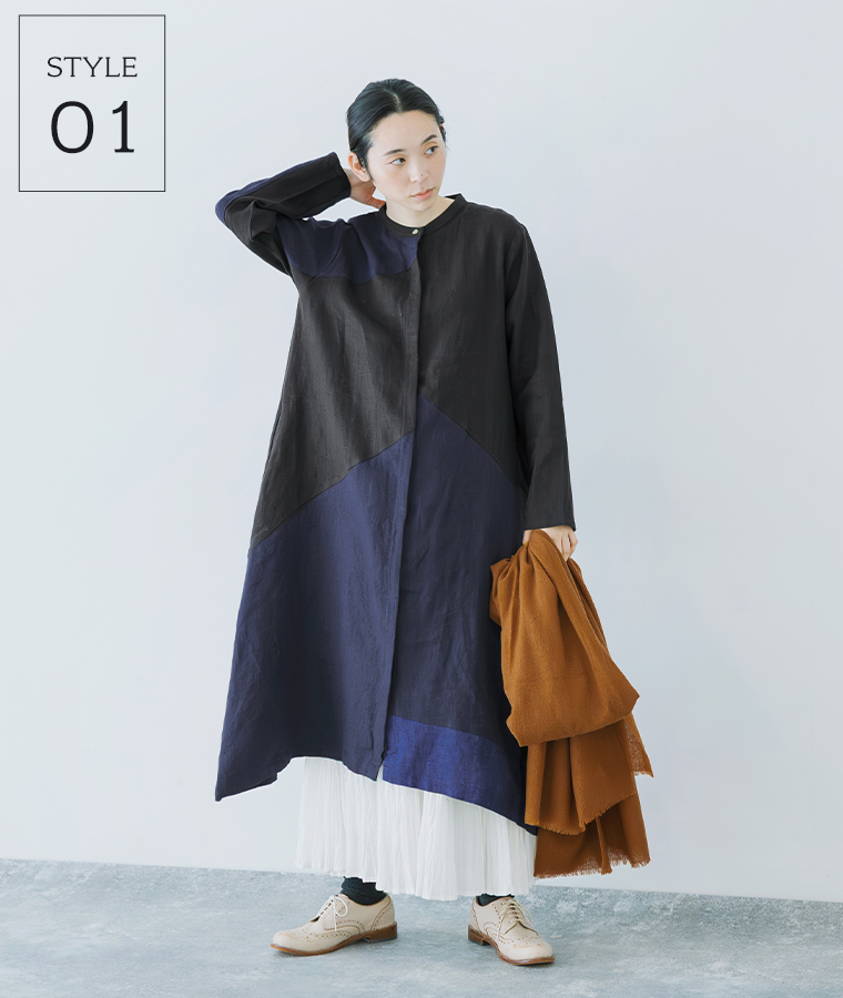 08Mab 9番手リネンアシンメトリー切り替えワンピースを着用した女性モデルの全身コーディネート（ネイビー系）