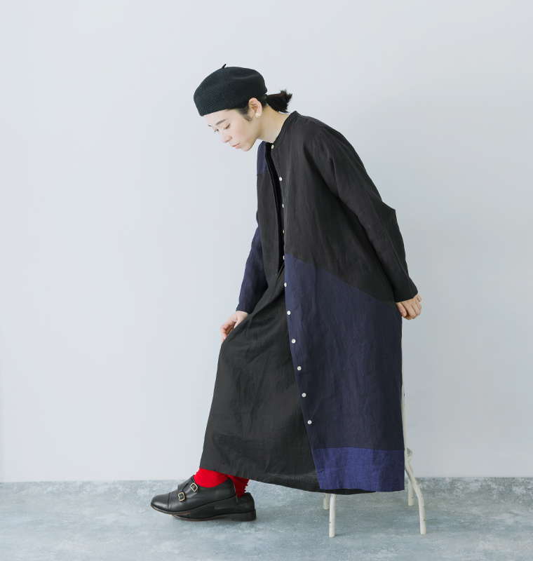 08Mab 9番手リネンアシンメトリー切り替えワンピースを羽織として着用したコーディネート