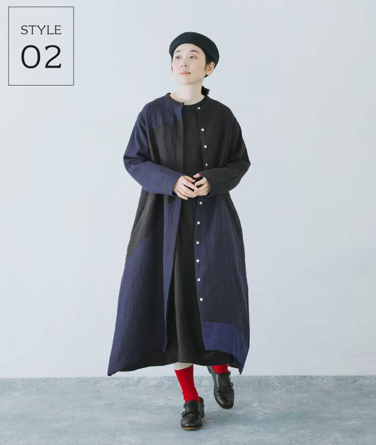 08Mab 9番手リネンアシンメトリー切り替えワンピースを羽織として着用した女性モデルの全身コーディネート（ネイビー系）