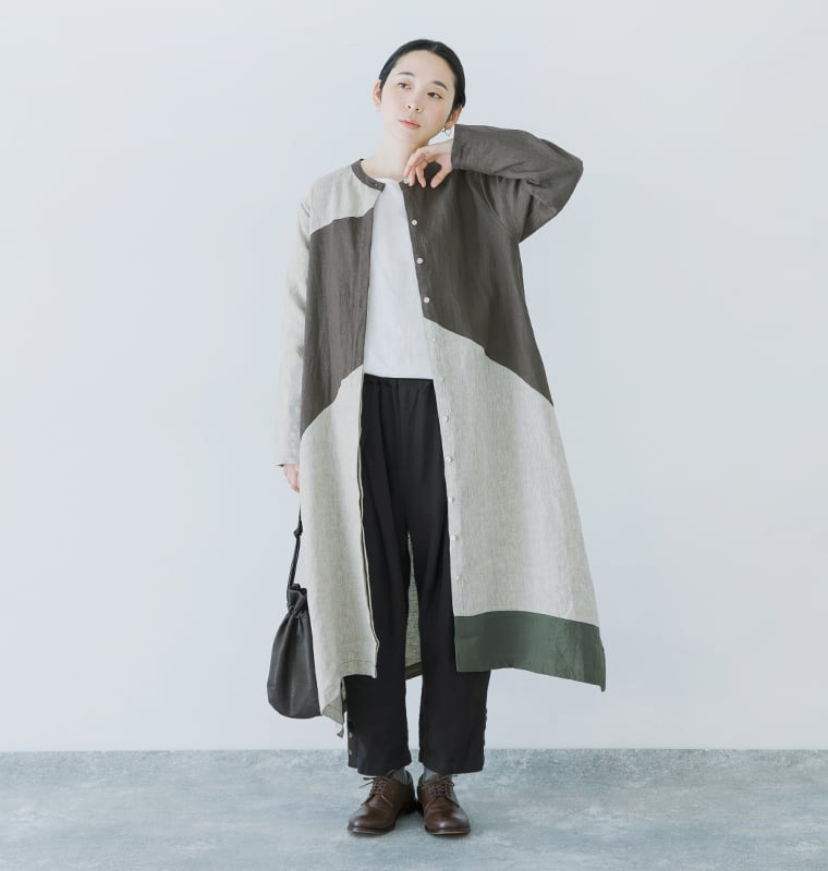08Mab 9番手リネンアシンメトリー切り替えワンピースを羽織として着用したコーディネート