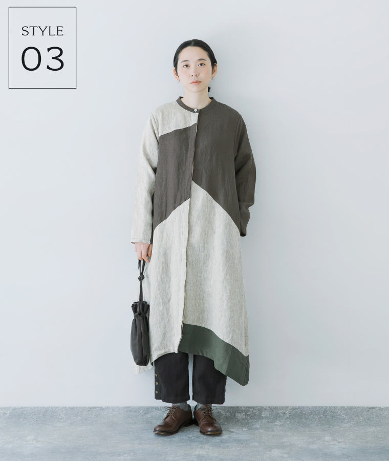 08Mab 9番手リネンアシンメトリー切り替えワンピースを着用した女性モデルの全身コーディネート（グレージュ系）