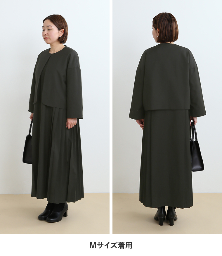 スタッフ身長150cmがジャケットプリーツアンサンブル（ブラックMサイズ）を着用した斜め前と後ろのコーディネート