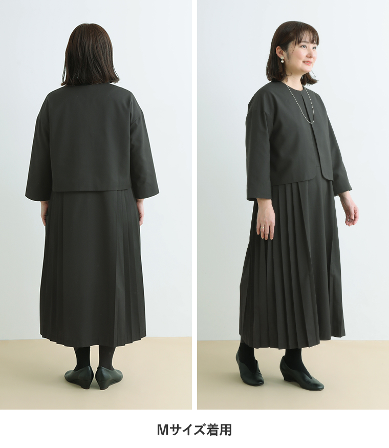 スタッフ身長159cmがジャケットプリーツアンサンブル（ブラックMサイズ）を着用した後ろと斜め前のコーディネート