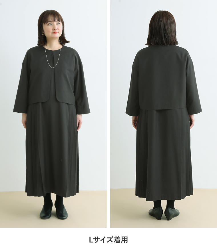 スタッフ身長159cmがジャケットプリーツアンサンブル（ブラックLサイズ）を着用した前と後ろのコーディネート
