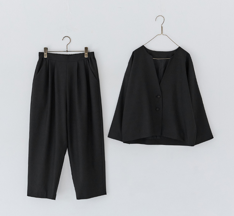 &yarn ブラックフォーマル ノーカラージャケットとワイドパンツのセットアップ 上品でシンプルなデザイン