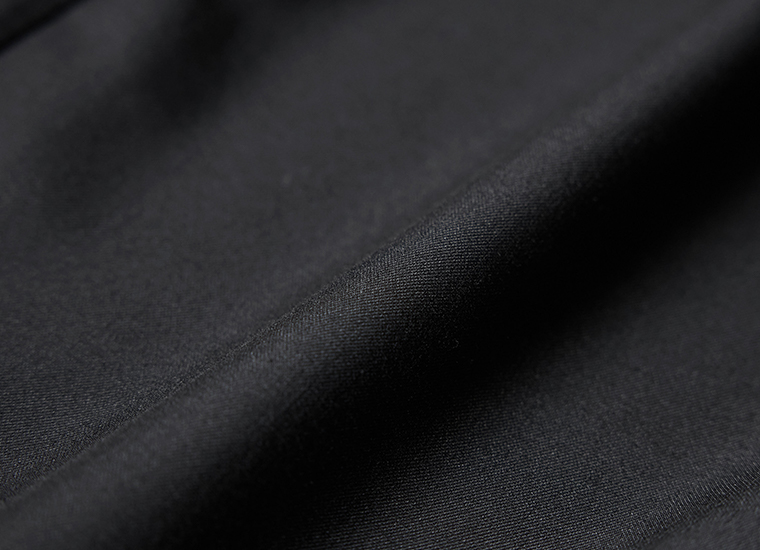 &yarn フォーマル素材 ブラック なめらかな質感の上品な生地アップ