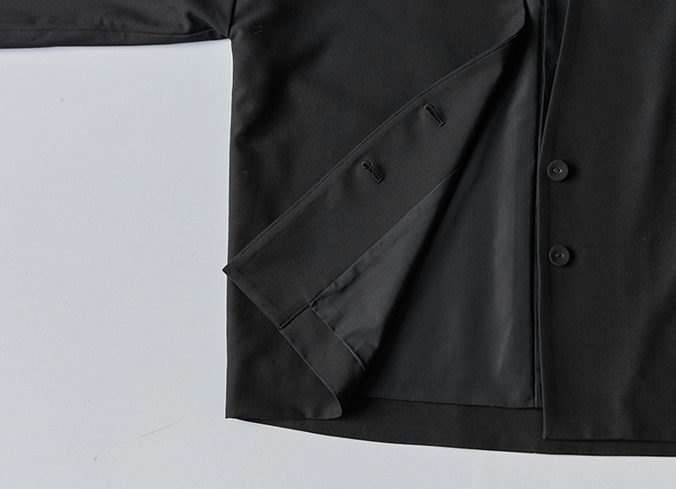 &yarn ブラックフォーマル ノーカラージャケット 内側仕様と前ボタンのディテール