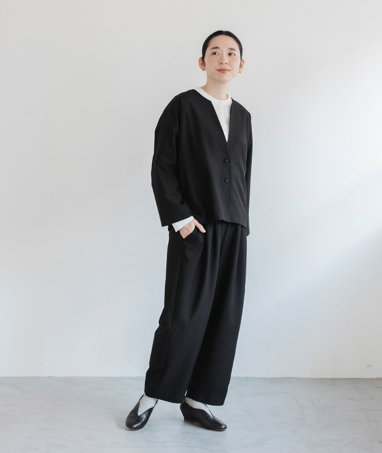 &yarn ブラックフォーマル セットアップ 着用コーディネート すっきりとしたノーカラーデザイン