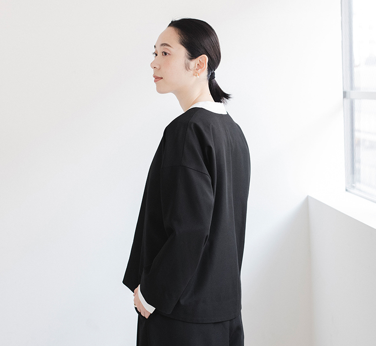 &yarn ノーカラージャケット ブラック フォーマル対応のシンプルなバックスタイル