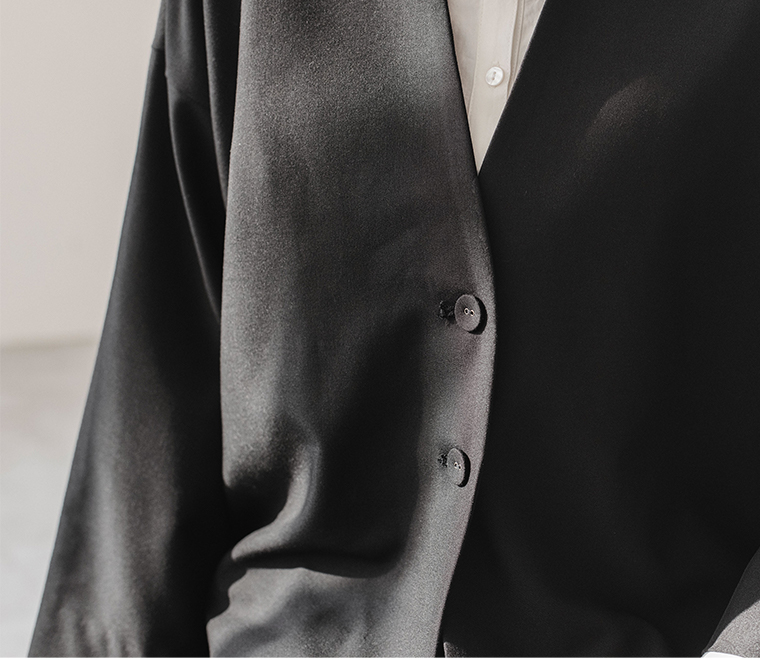 &yarn ブラックフォーマル ノーカラージャケット 前ボタンと上品な生地感のディテール