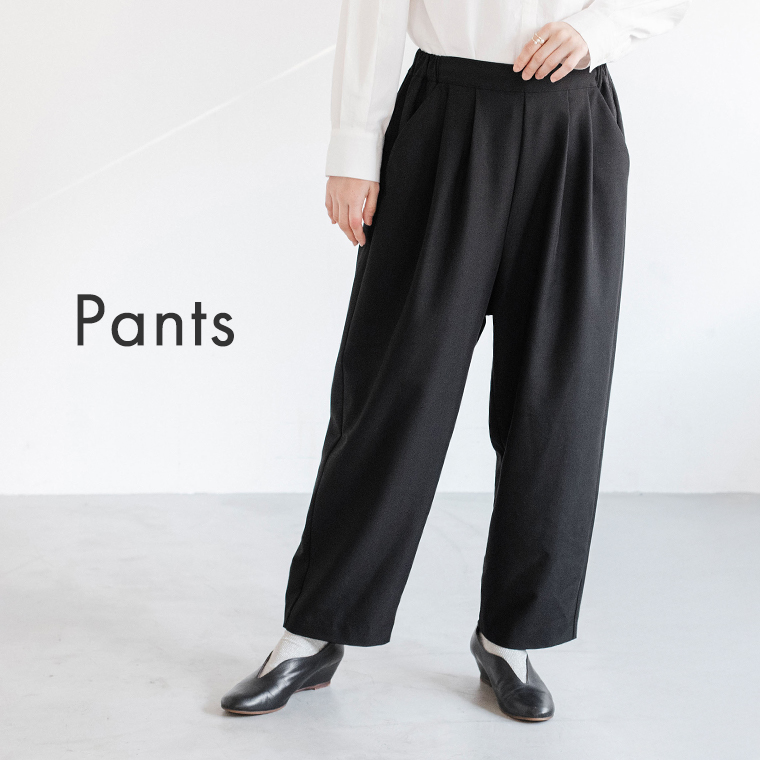 &yarn ブラックフォーマルパンツ 着用イメージ タック入りで落ち感のあるワイドシルエット