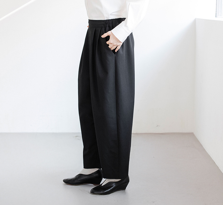 &yarn ブラックフォーマルパンツ 着用イメージ サイドから見た落ち感のあるワイドシルエット