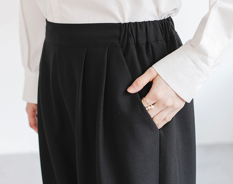 &yarn フォーマルパンツ ブラック タック入りウエストと実用的なポケットのディテール