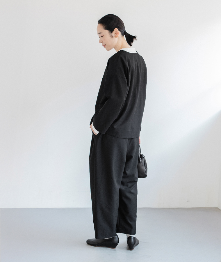 &yarn フォーマルセットアップ ブラック ジャケットとパンツのすっきりしたバックスタイル