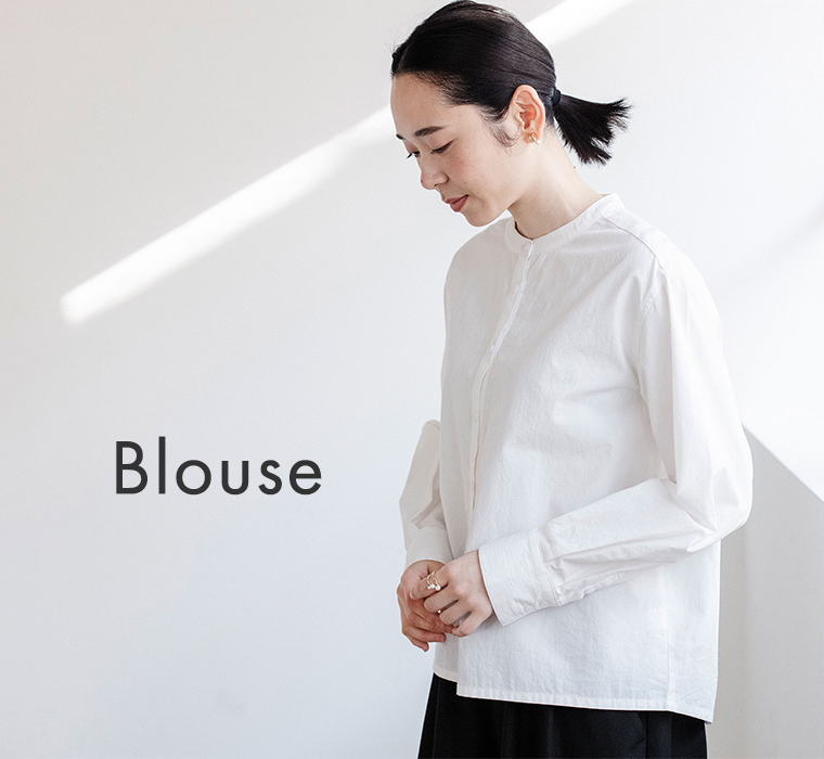 &yarn フォーマルブラウス ホワイト 着用イメージ ノーカラーですっきりとしたデザイン