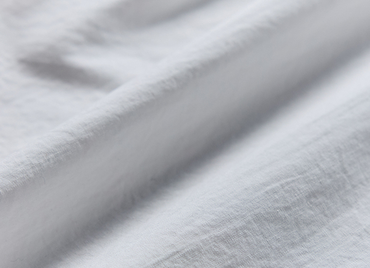 &yarn フォーマルブラウス ホワイト やわらかな風合いの上品なコットン素材アップ