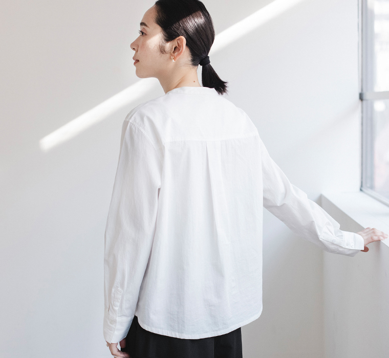 &yarn フォーマルブラウス ホワイト バックスタイル すっきりとしたシルエット