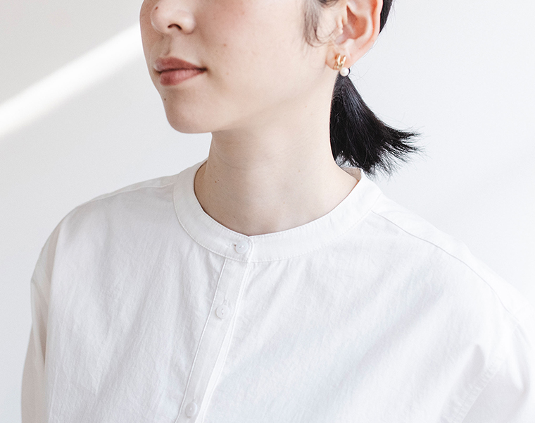 &yarn ノーカラーブラウス ホワイト フォーマルに使えるすっきりとしたネックデザイン