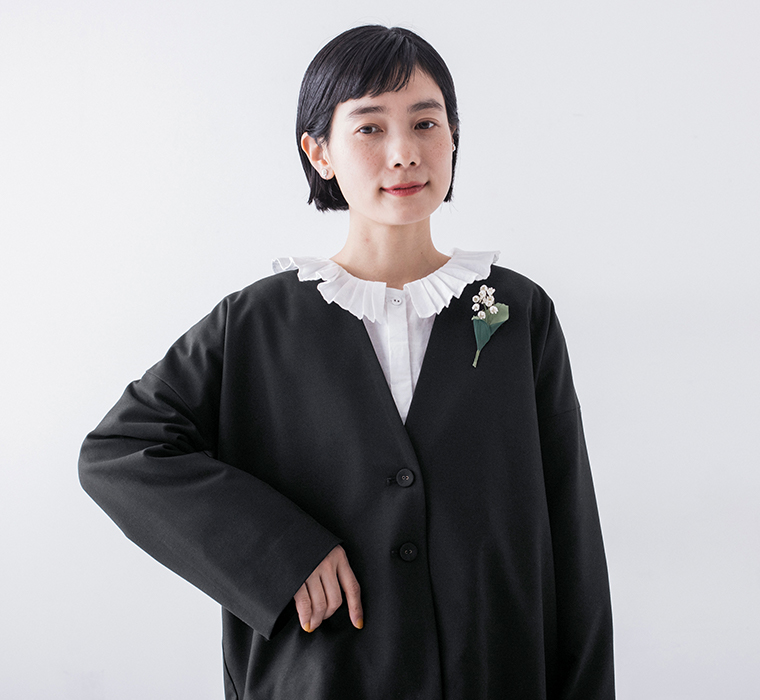 &yarn フォーマル素材 ブラック なめらかな質感の上品な生地アップ