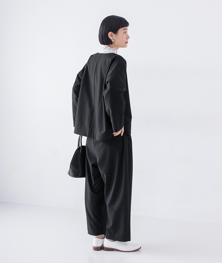 &yarn ノーカラージャケット ブラック フォーマルシーンに映えるすっきりとしたシルエット