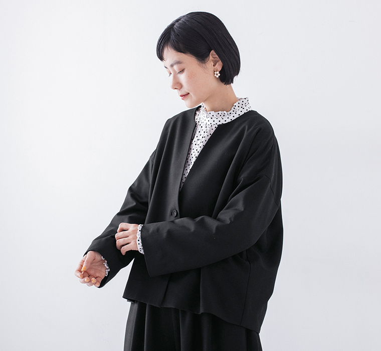 &yarn フォーマル素材 ブラック なめらかな質感の上品な生地アップ