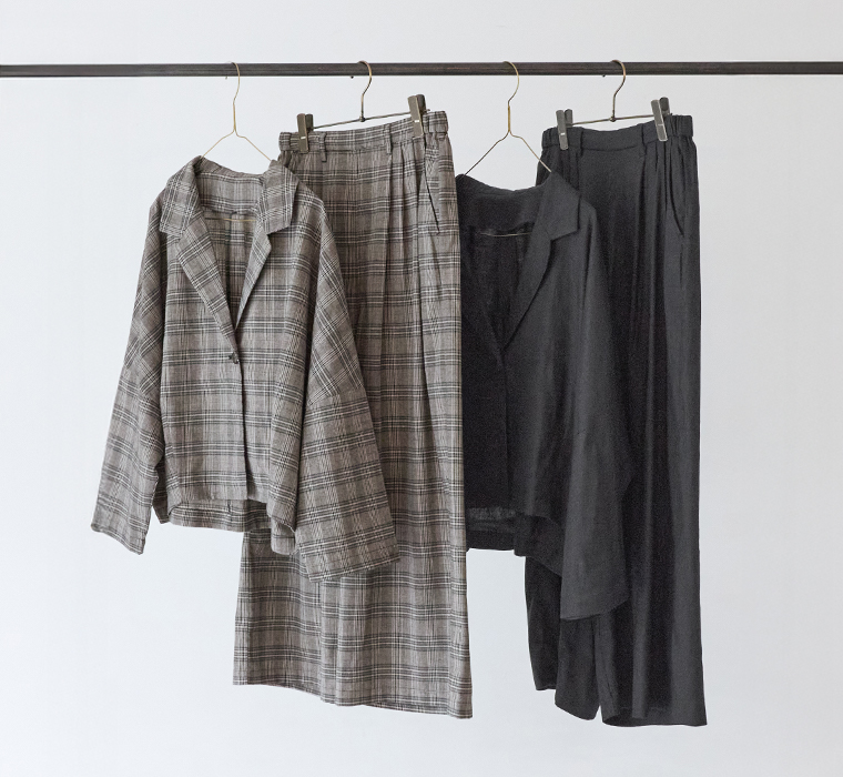 チェックのショートテーラードジャケットとタックワイドパンツ、ブラックのショートテーラードジャケットとタックワイドパンツをハンガーに掛けた商品画像