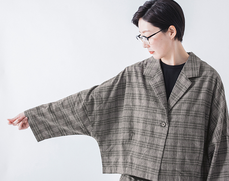 チェックのショートテーラードジャケットを着た正面のコーディネート