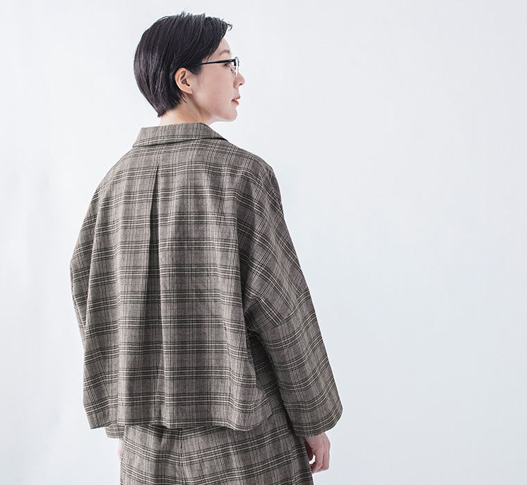 チェックのショートテーラードジャケットを着た後ろのコーディネート