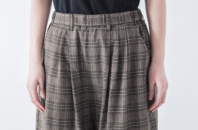 チェックのタックワイドパンツ着用ウエストタックアップ
