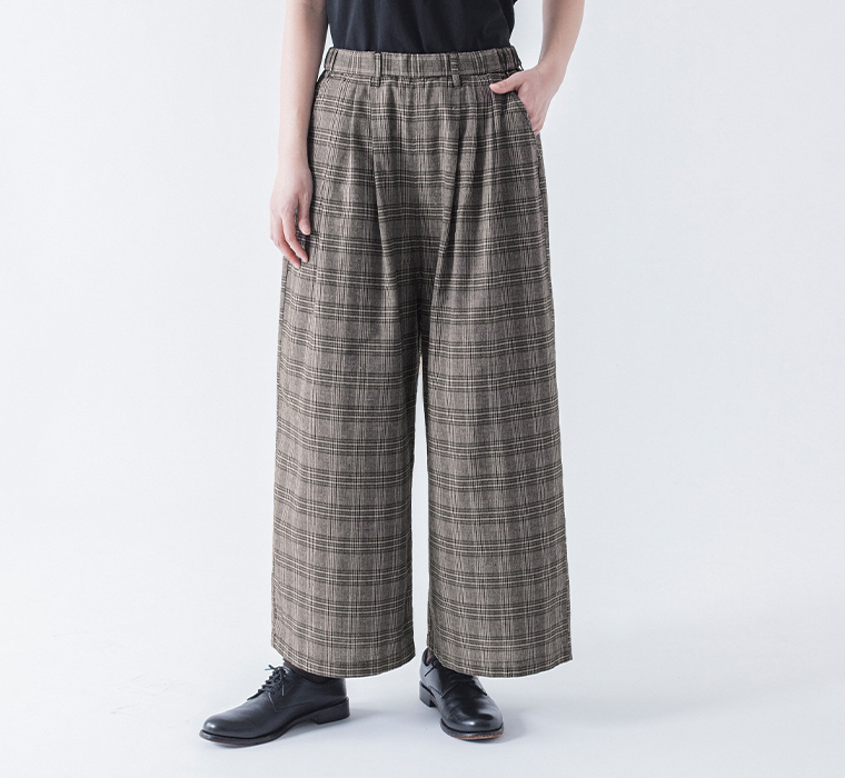 チェックのタックワイドパンツ着用カット