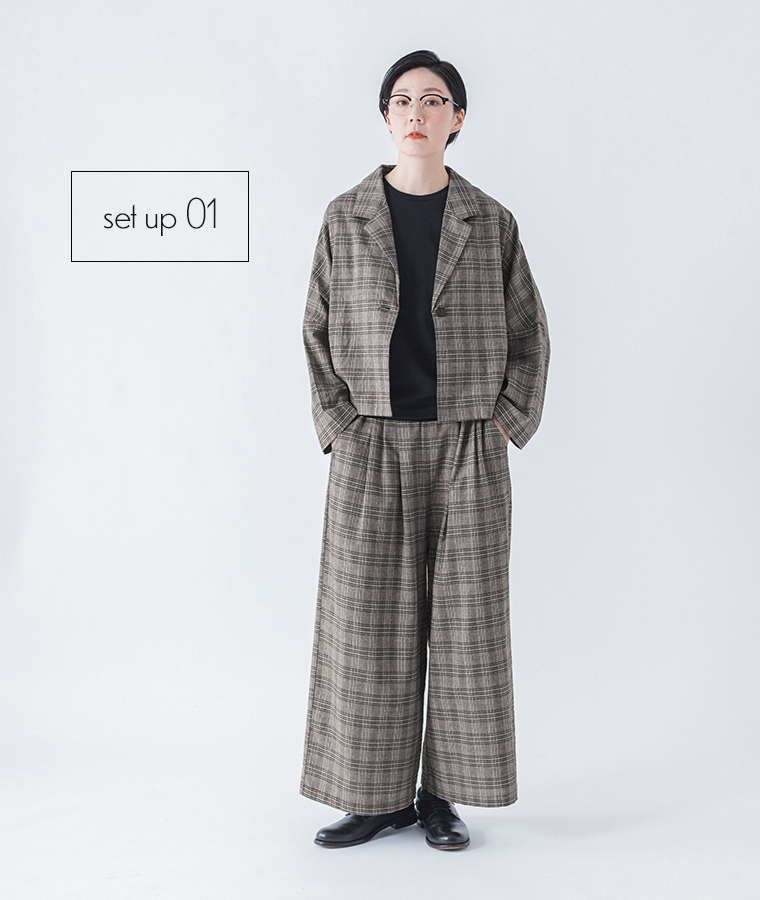 チェックのショートテーラードジャケットとタックワイドパンツを着た正面コーディネート