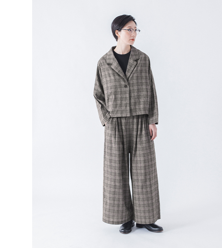 チェックのショートテーラードジャケットとタックワイドパンツを着た正面コーディネート