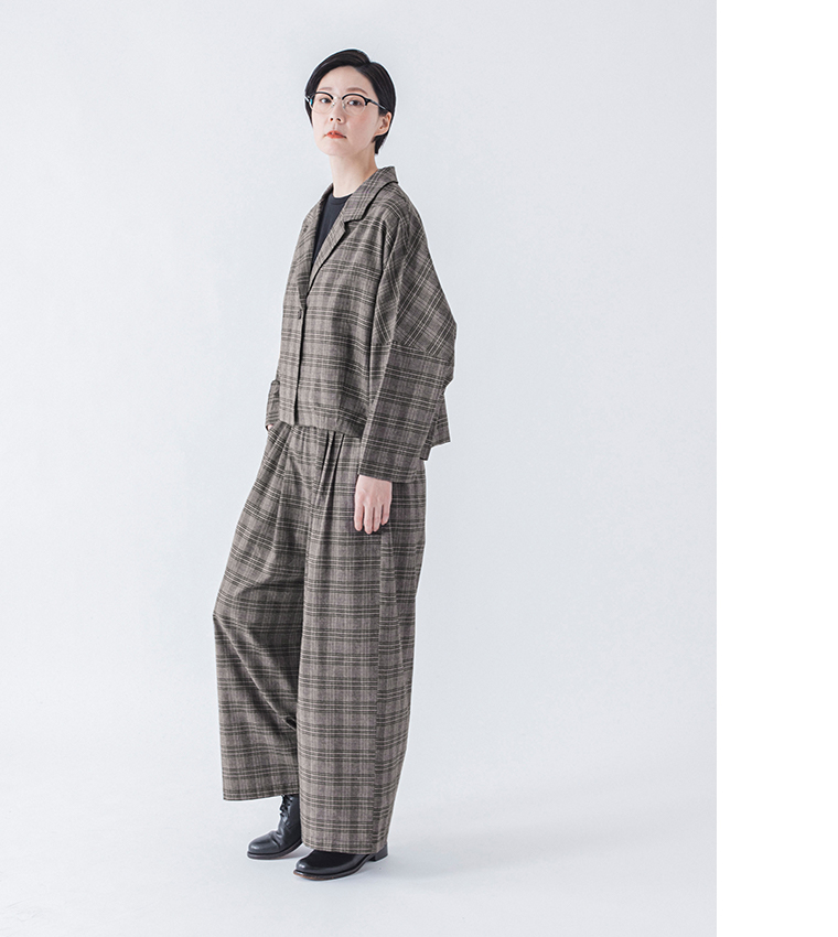 チェックのショートテーラードジャケットとタックワイドパンツの正面シルエットと素材感