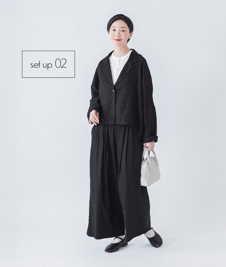 ブラックのショートテーラードジャケットとタックワイドパンツを着た正面コーディネート