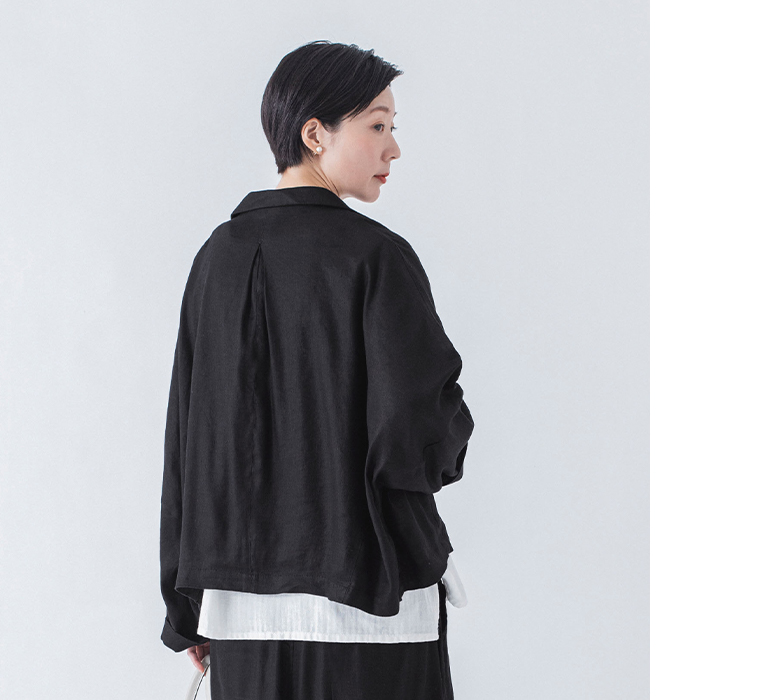 ブラックのショートテーラードジャケットのバックシルエット