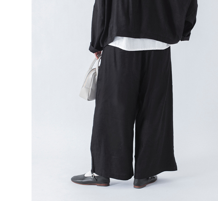 ブラックのタックワイドパンツの足元コーディネート