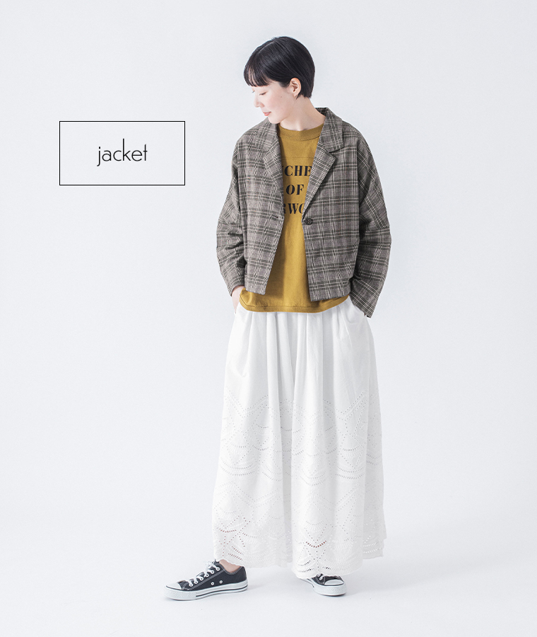 チェックのショートテーラードジャケットを白のスカートに合わせたコーディネート
